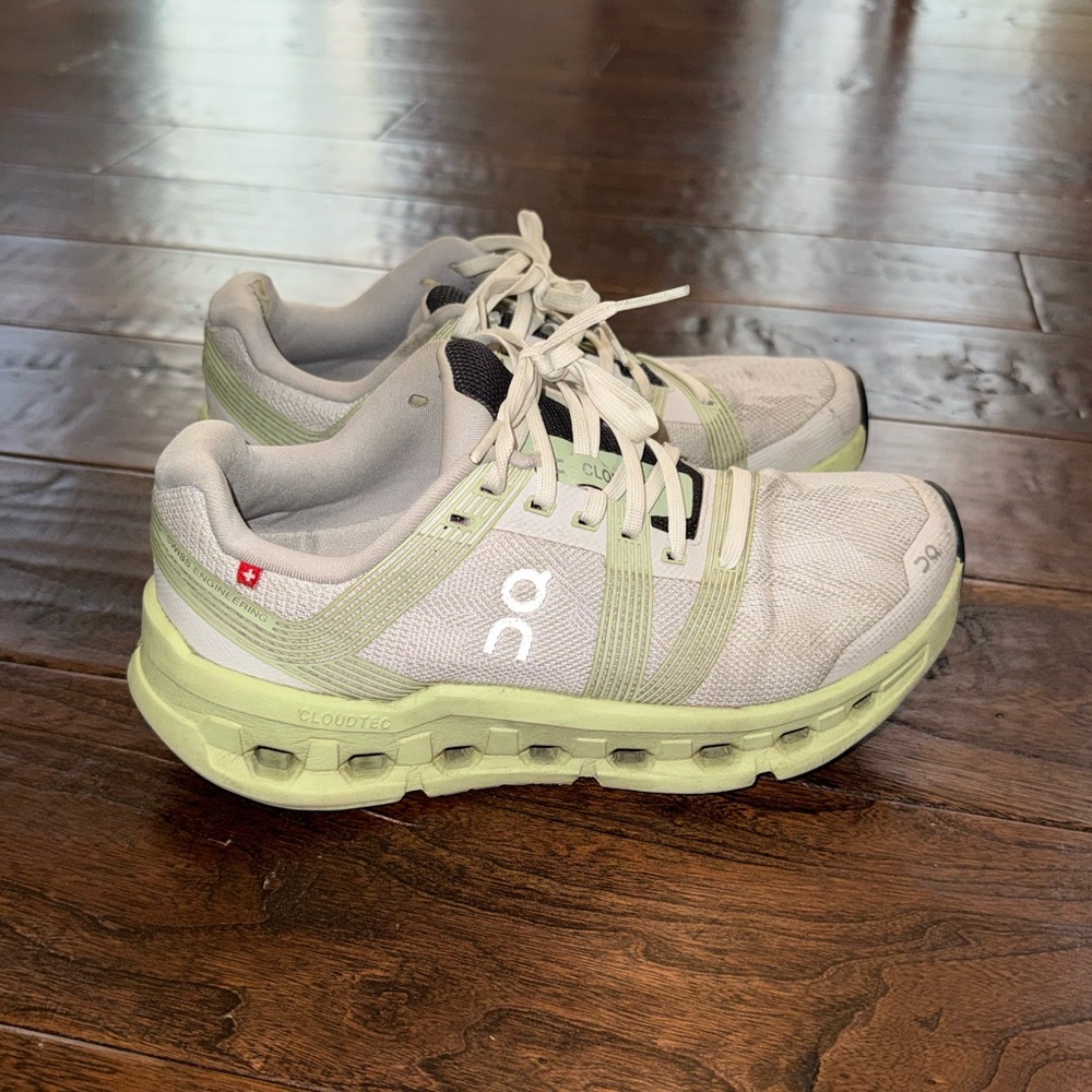 On running cloud go sneakers